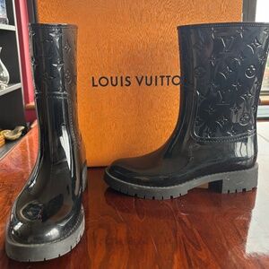 Louis Vuitton logo black calf height rubber rain boots with boxes in 40